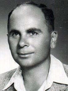 Първият директор   на Опитната станция по кайсията и земеделието в Силистра днес  навършва сто години 