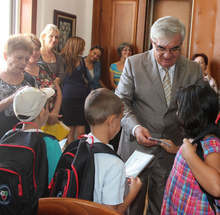 Кметът на Плевен подари учебни пособия на деца, лишени от родителски грижи