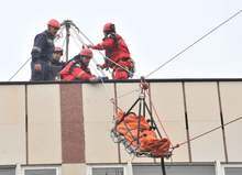 Пожарникари от Монтана свалиха "пострадал" от покрива на театъра в града пред погледите на  стотици хора