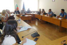 Взаимодействието между Районен център 112, службите за спешно реагиране и местната власт в област Благоевград коментираха на кръгла маса днес