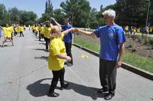 Млади хора танцуваха бални танци в Димитровград за рекорд на Гинес 