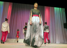 За първи път на сцената на Парада на модата в Плевен участваха с колекции висша дамска мода двама дизайнери от Испания