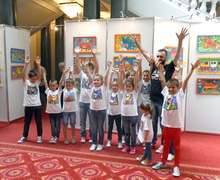 Школата по рисуване към сдружение "Партньори - Кюстендил" е представила изложба в Народното събрание