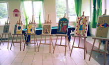 Изложба на пернишки деца със специални образователни потребности е подредена в столична гимназия