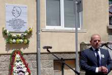 Със собствени средства учители възстановиха паметна плоча на Иван Вазов в Русе
