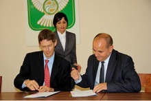 ЕЙ И ЕС подписа договор за рехабилитацията на Младежки център в Гълъбово