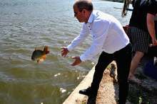 С повече от 800 едри шарани бе зарибено езеро край Русе 