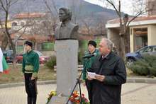 Десетки граждани на Сливен отдадохапочит към паметта на Апостола. 
