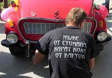 Мъже от стомана карат коли от картон 