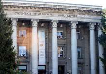 Ректорът на Русенския университет награждава виетнамски възпитаник на висшето училище за спортни постижения
