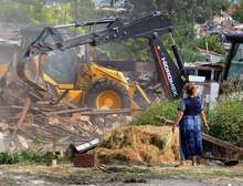 Започна събарянето на незаконни постройки в ромската махала "Максуда" във Варна