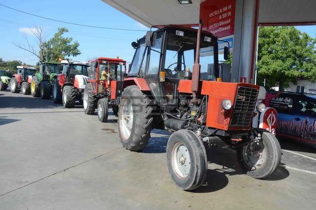 Над 200 земеделски машини блокираха двете бензиностанции в старозагорския квартал "Кольо Ганчев"