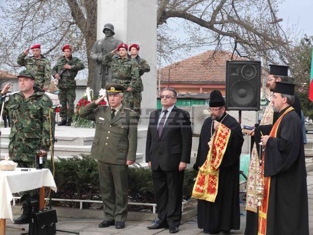 С военен ритуал и молебен в Първомай отбелязаха Деня на Тракия С военен ритуал и молебен в Първомай отбелязаха Деня на Тракия
