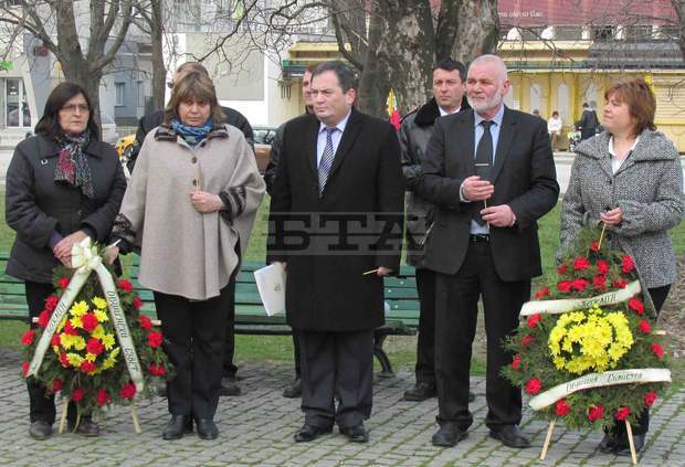 Над 30 художнички украсиха с картини и пластики за 8 мартОбщинската художествена галерия в Благоевград