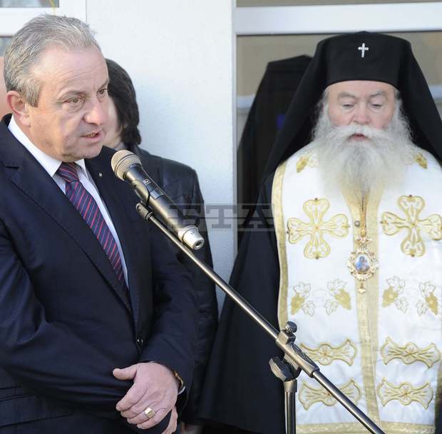 Кметът на Ловеч удостои с барелеф "Св.Св Кирил и Методий" и почетна значка изявили се учители