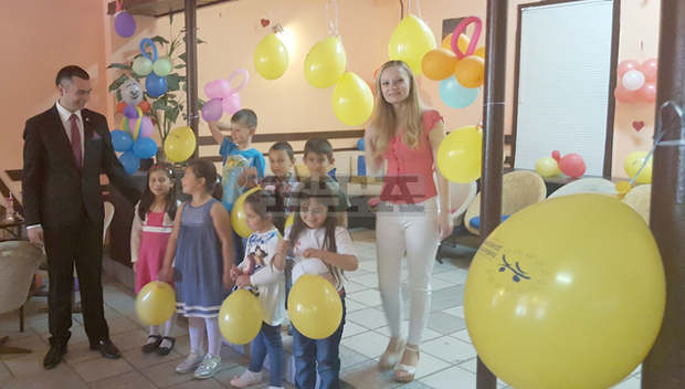 Евродепутатът Филиз Хюсменова дари  учебни принадлежности на първокласници  от област Разград