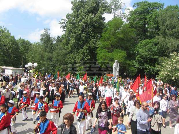 Кметът на Перник Иван Иванов връчи  награди на 91 дейци на образованието  и културата
