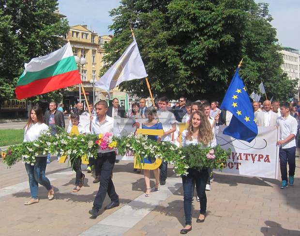 В Плевен в челните редици на празничното шествие бяха  наследниците на първото българско светско девическо училище