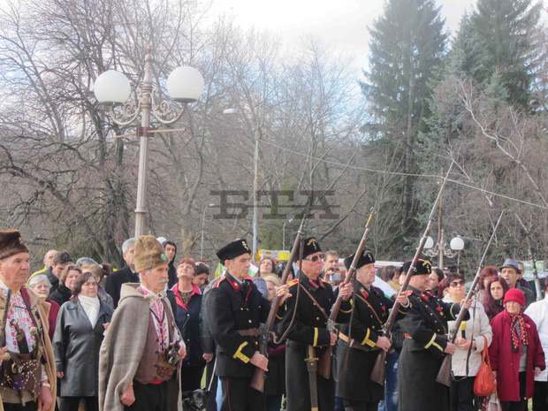 "Опълченци" водиха шествието  на Трети март в  Перник