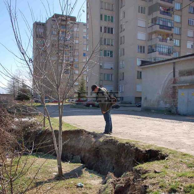 Две подпорни стени ще възпират свлачището, застрашаващо два жилищни блока в Кърджали Две подпорни стени ще възпират свлачището, застрашаващо два жилищни блока в Кърджали