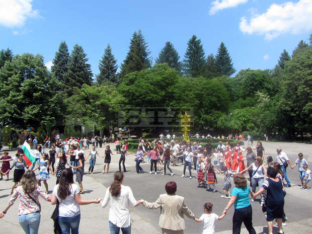 Поетът Таньо Клисуров и Стозагорският куклен театър са тазгодишните носители на наградата "Стара Загора"