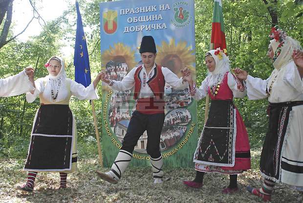 Около 2300 изпълнители ще стъпят на сцените на фолклорния събор "Песни и танциот слънчева Добруджа" край село Дебрене