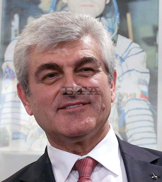 Двама космонавти - от България и Русия, откриха паметник в Несебър в знак на почит към летците