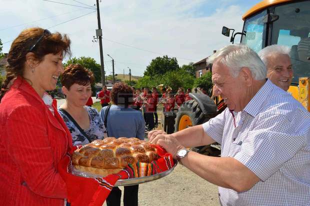 Кметът на община Сандански даде началото на изграждането на две нови улици в селата Левуново и Дамяница