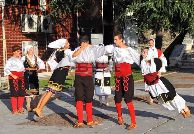 Благоевградчани аплодираха  младите изпълнители от сръбския  фолклорен ансамбъл "Црънилович" 