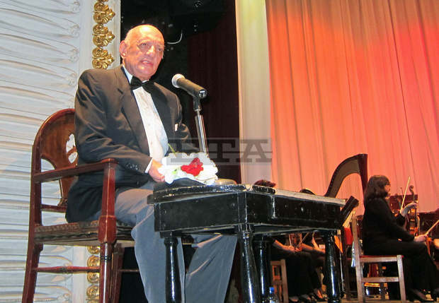 Легендата на българската оперета Арон Аронов режисира и коментира необикновен концерт-спектакъл на "Царицата на чардаша" в Плевен