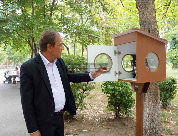 Кметът на Асеновград постави първите книги в къщичките "Седни и прочети"