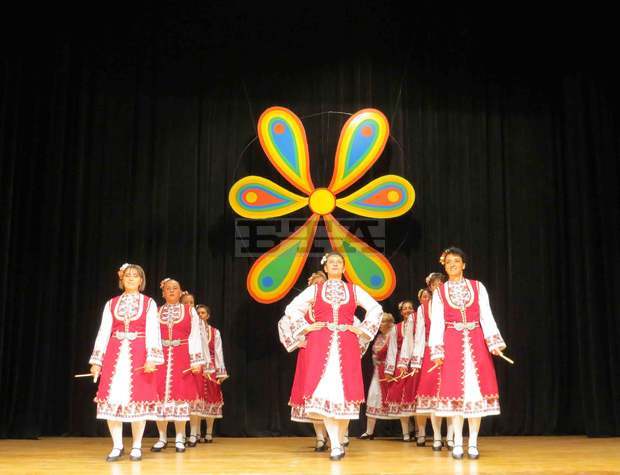 Фолклорен фестивал "Да надскочим Пирина" събра на една сцена изпълнители от Банско и македонската община Гевгелия