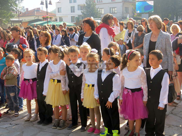 В Банско над 600 ученика произнесоха в един глас най-българското стихотворение - "Аз съм българче"