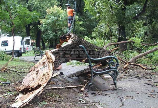 Пожарна и Гражданска защита продължават да помагат на гражданите в Пловдив след пороя 