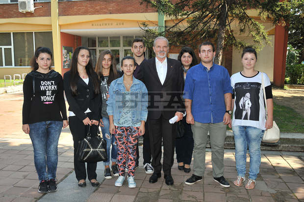 За 12-а година депутатът Борислав Великов дава стипендии на талантливи деца от Монтана