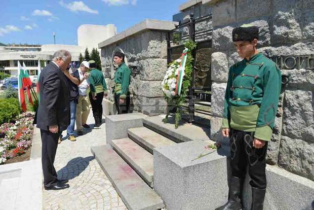 Стотици граждани на Сливен  се събраха на централния площад "Хаджи Димитър",  за да почетат Деня на Ботев 