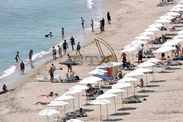 Чадърите и шезлонгите безплатни на Централния плаж в Бургас от 1 юни 