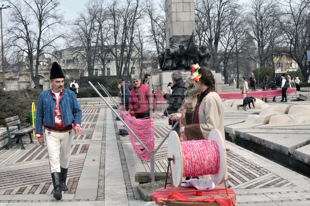 Във Видин изплетоха мартеница близо 17 км и кандидатстват за рекорд в книгата на Гинес Във Видин изплетоха мартеница близо 17 км и кандидатстват за рекорд в книгата на Гинес