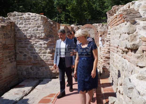 Росен Плевнелиев разгледа в Хисаря културно-исторически обекти, реставрирани по програма "Регионално развитие" 