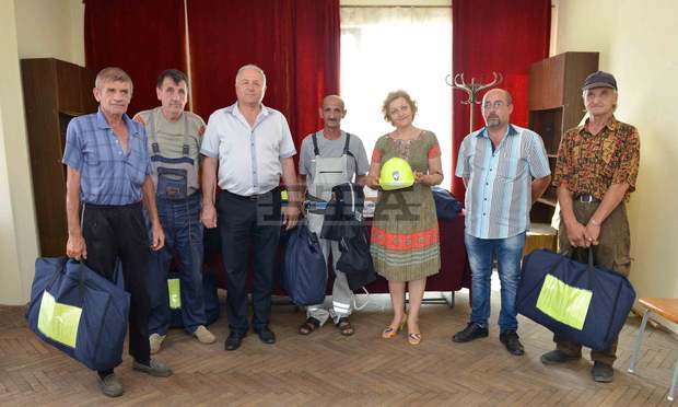 Кметът на Сливен  раздаде комплекти със защитно облекло на доброволци от формирование "Железни врата"