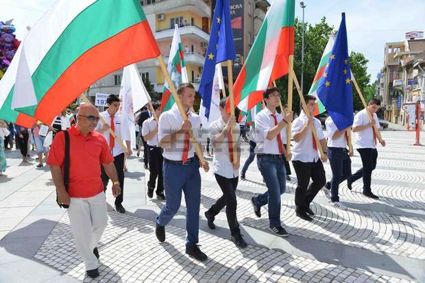 С празнично шествие на ученици и участници  в Международния детски танцов фестивал  започна 24 май в Сливен