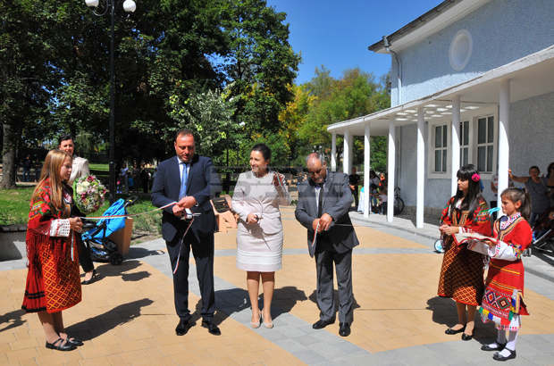 Министър Десислава Танева откри модернизирания парк в Добринище