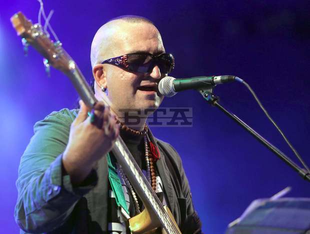 Актьорът и музикант Добрин Векилов-Дони е създал пет авторски композиции за новия спектакълна Шуменския театър "Старопланински легенди" 