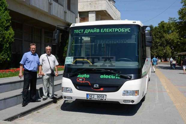 В Пазарджик електробус обслужва експериментално линии на градския транспорт 
