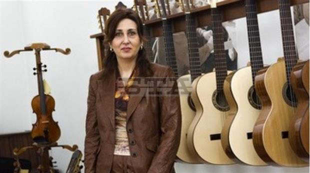 Уникален контрабас за джаз представя казанлъшка фирма 