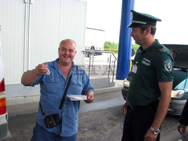 Полицейски служители от Видин раздадоха днес флаери, брошури и ключодържатели в рамките на дейности по европейски проект срещу корупцията