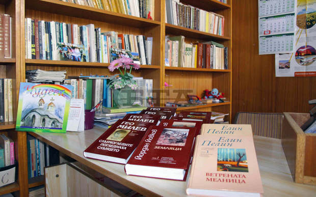 Мини "Марица-изток" дариха книги на библиотеки по повод Трети март Мини "Марица-изток" дариха книги на библиотеки по повод Трети март