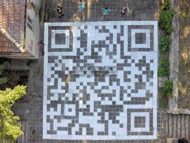 Деца изрисуваха розетата от Плиска върху площ с диаметър 14 метра