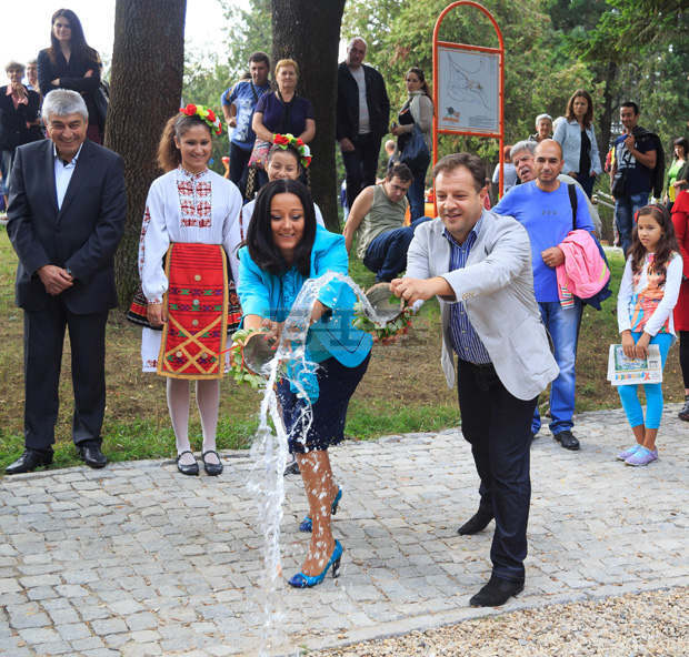 Министър Павлова откри ремонтирания парк "Света гора" във Велико Търново