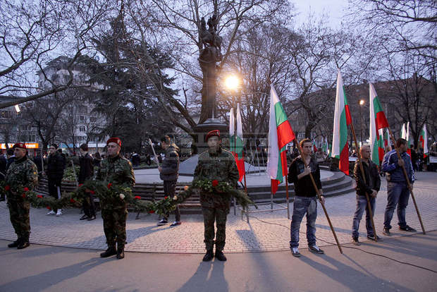 Гирлянд на славата обгърна Военния паметник в Стара Загора в навечерието на Деня на Тракия Гирлянд на славата обгърна Военния паметник в Стара Загора в навечерието на Деня на Тракия